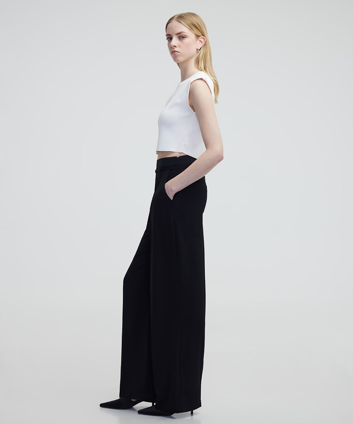 Trousers With Minimal Buckle