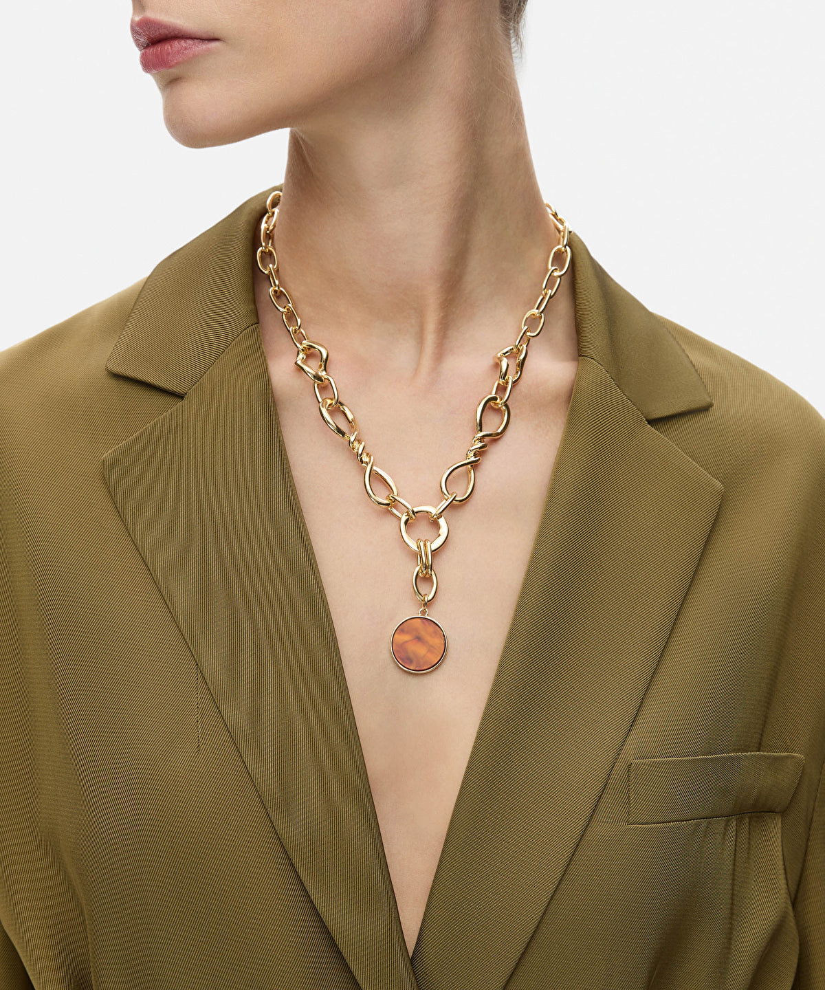 Chain necklace with contrasting pendant
