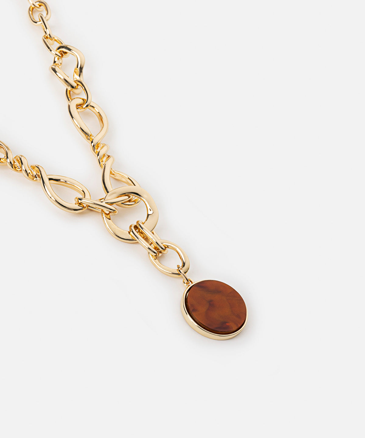Chain necklace with contrasting pendant