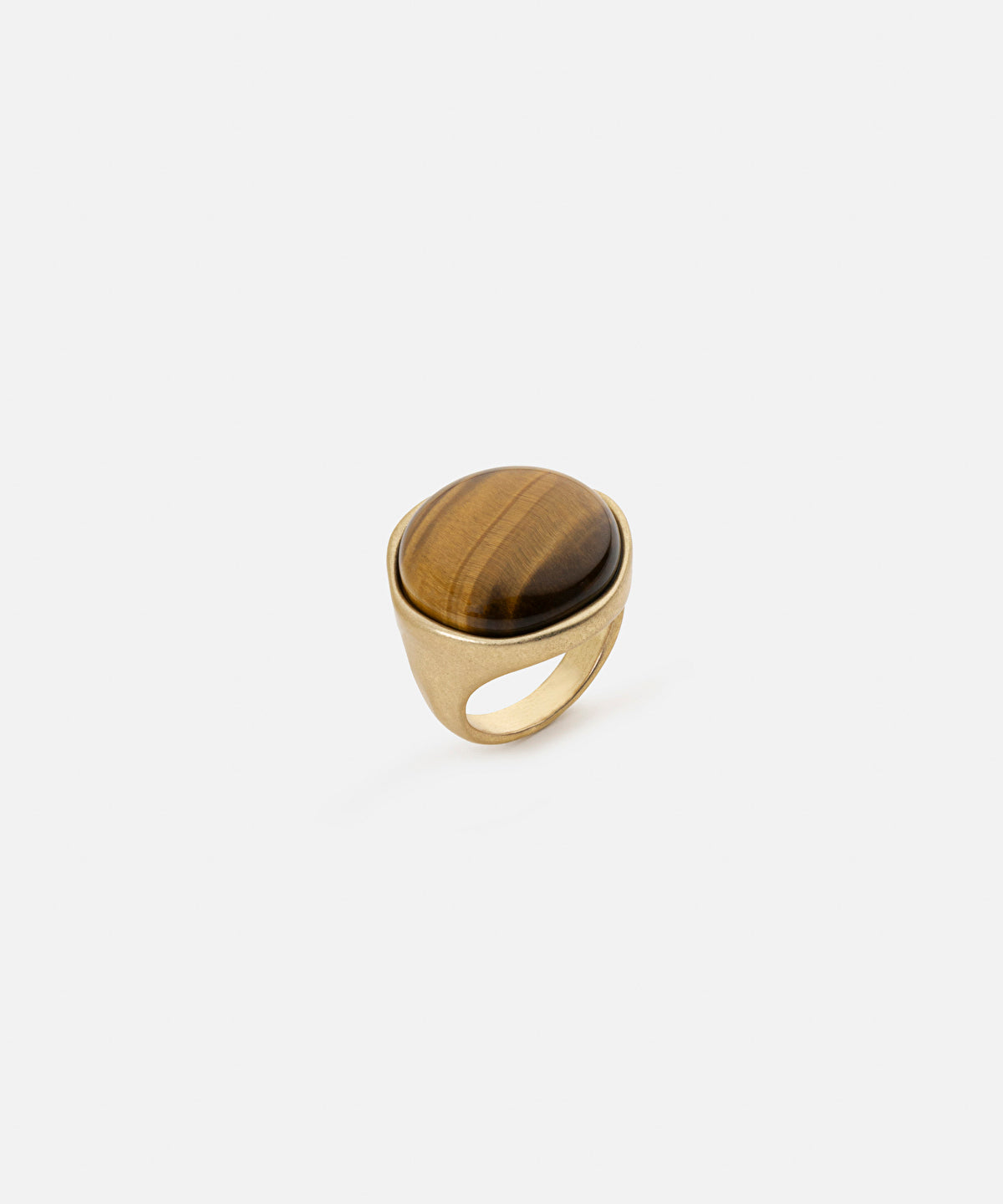 Metal ring with contrasting stone