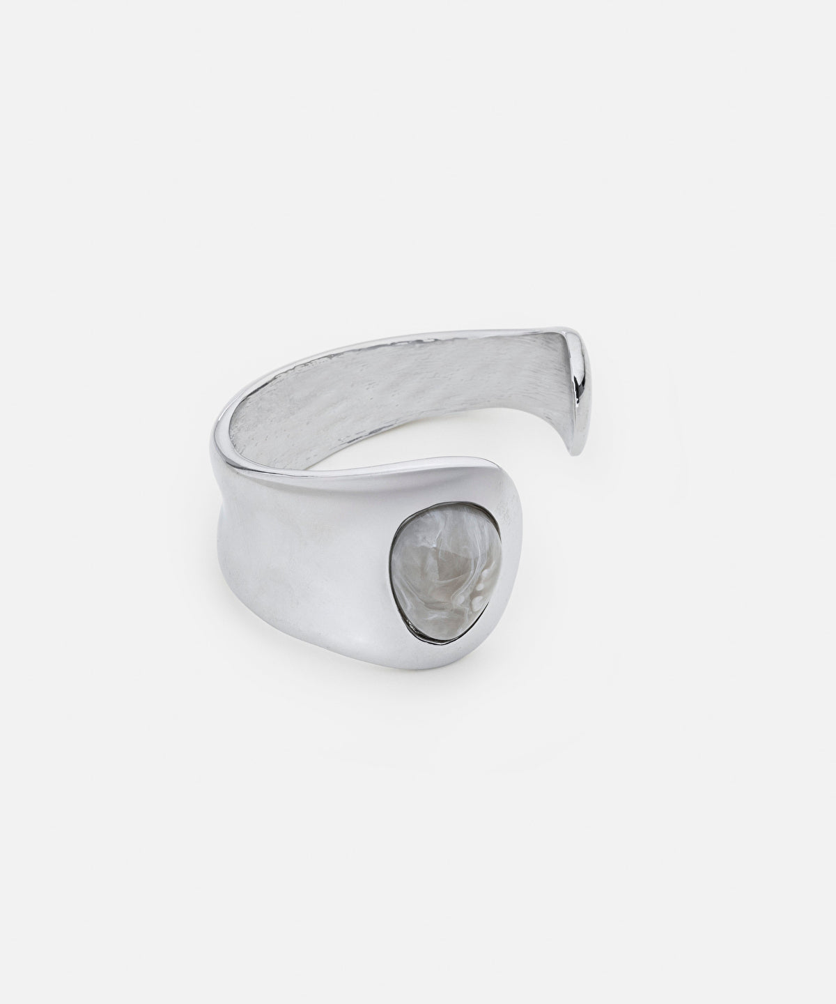 Plate bracelet with resin