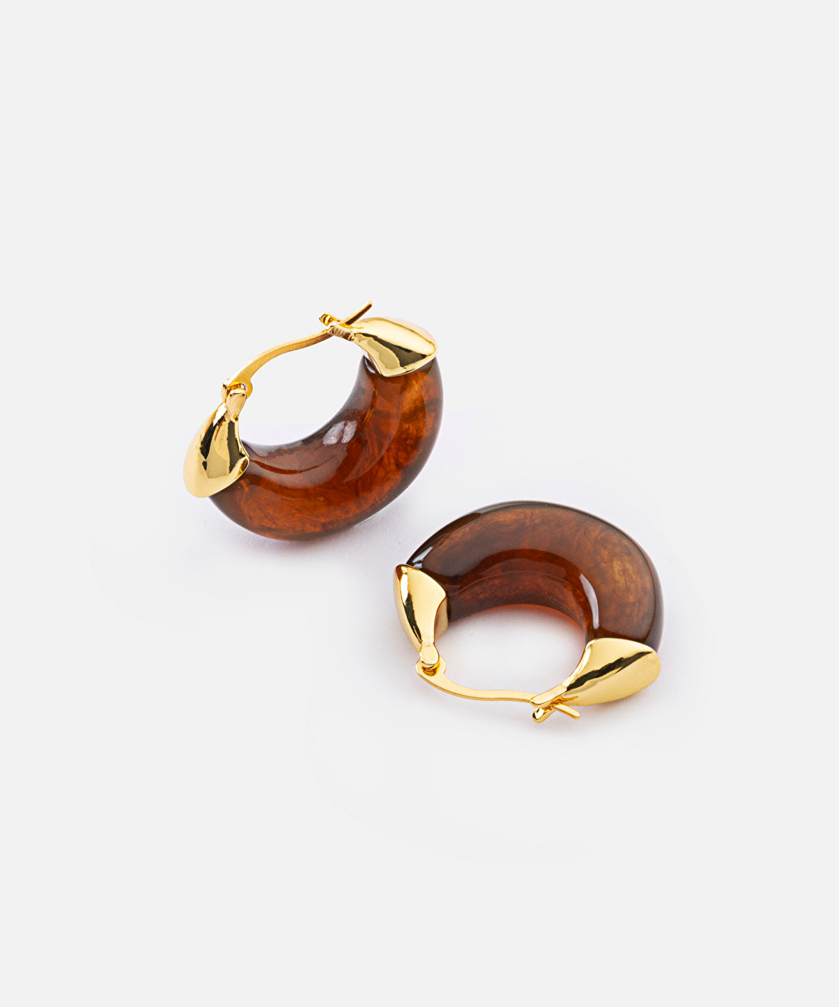 Contrasting resin earrings