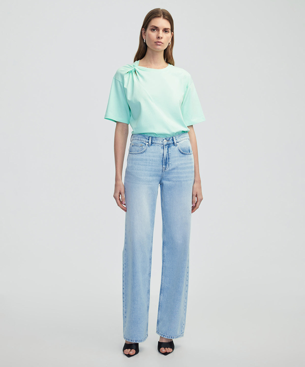 Zoomed Asymmetric Twisted T-Shirt