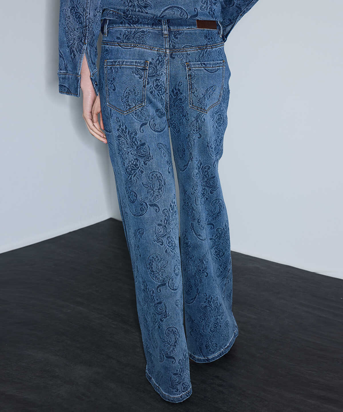 Printed Wide-Leg Jeans