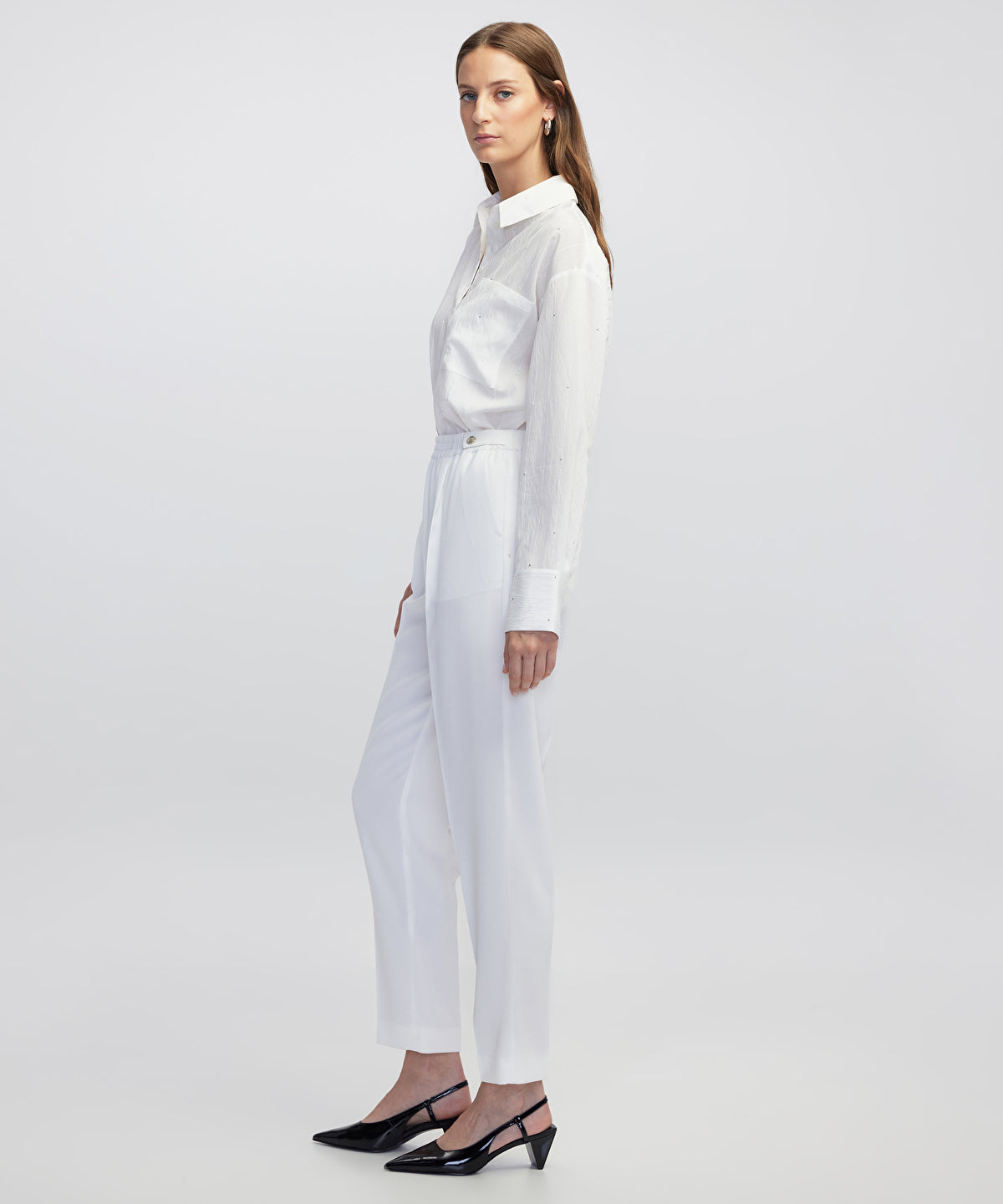 Zoomed Elastic Waist Carrot Trousers