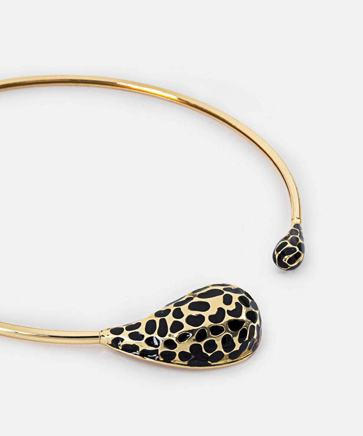 Contrast Rigid Necklace