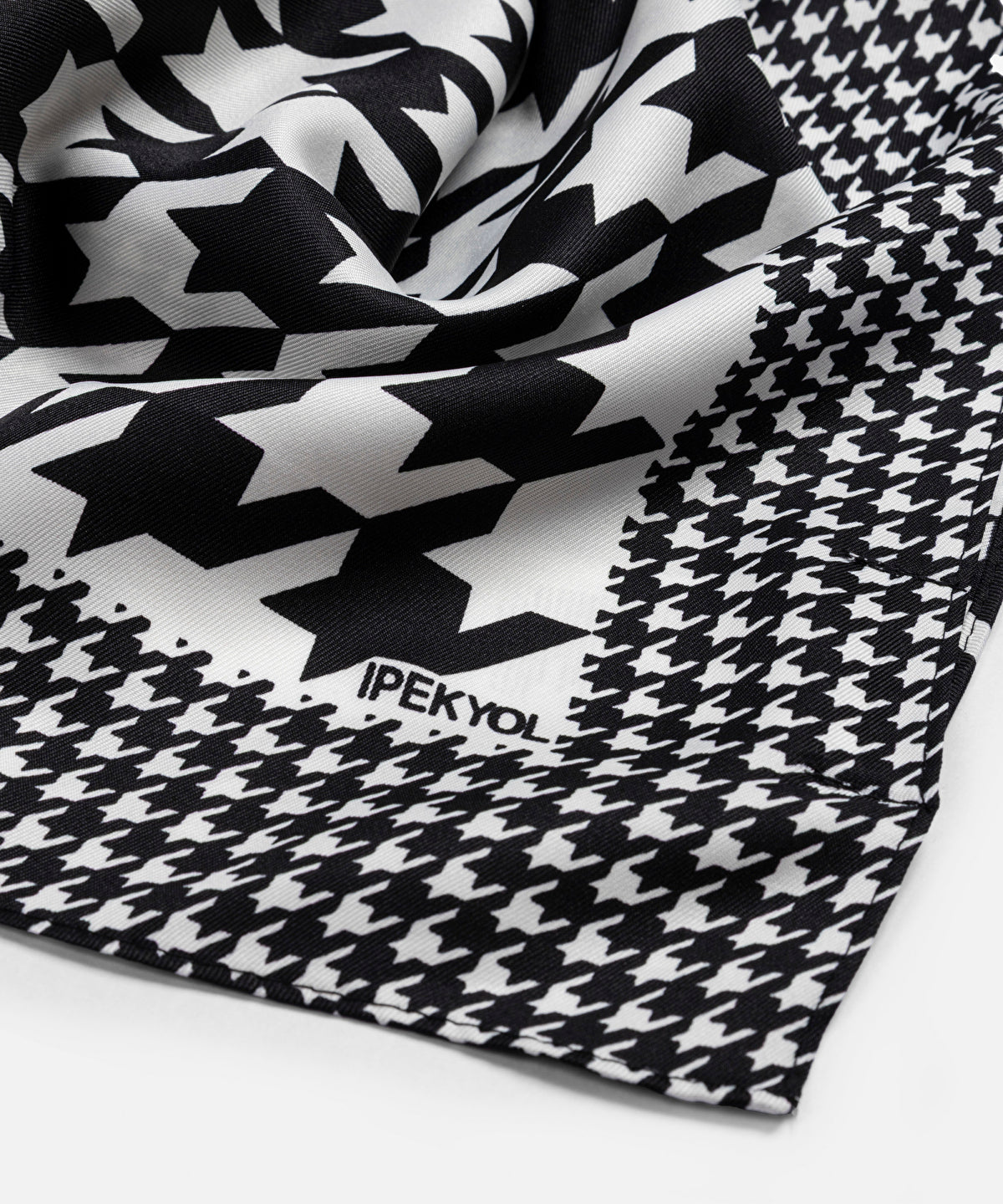 Zoomed Houndstooth Print Shawl