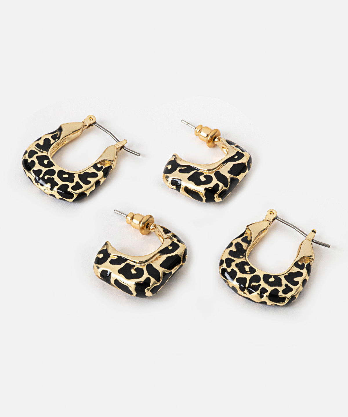 Zoomed Pack of Two Earrings with Contrasting Resin