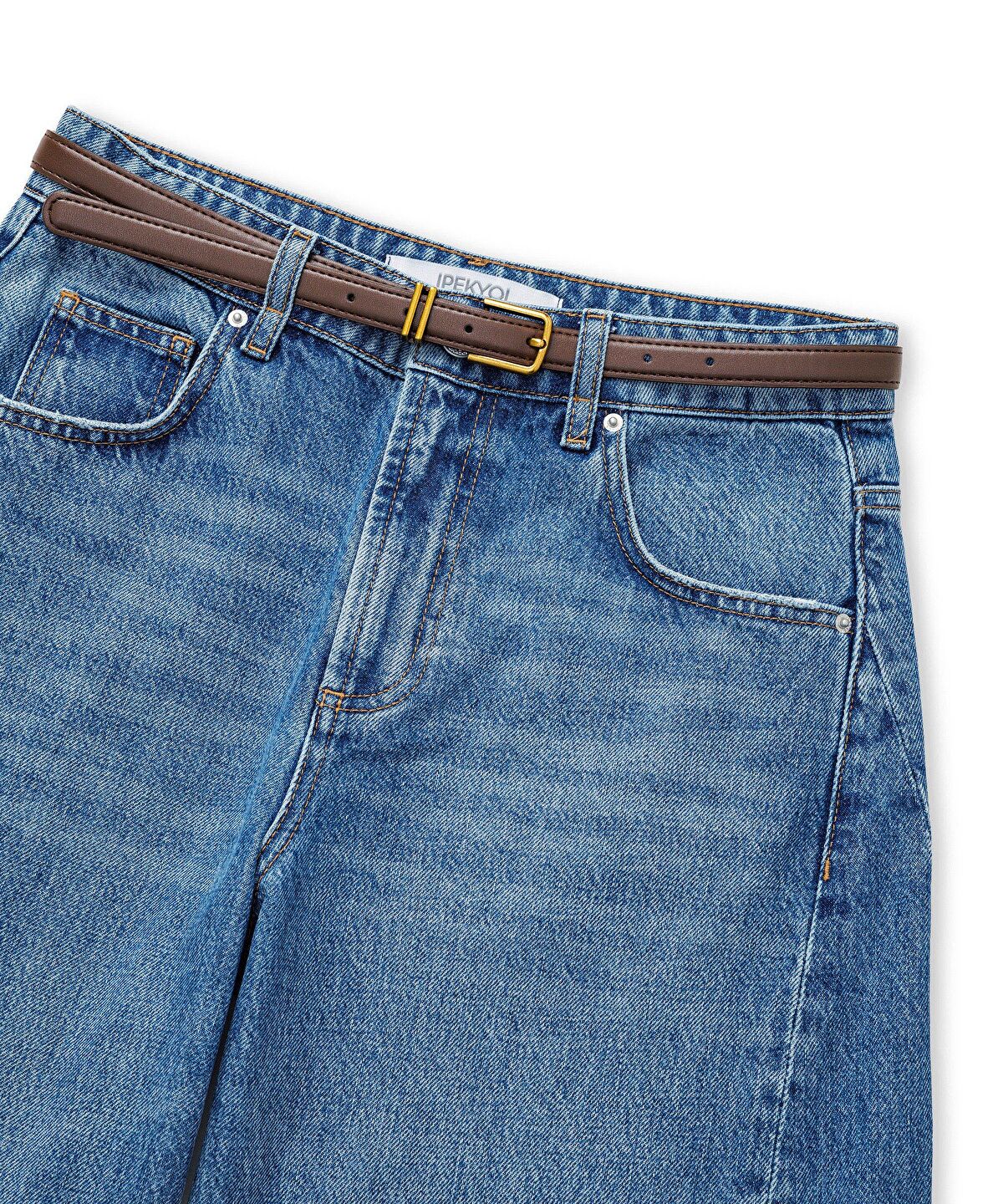 Wide-Leg Jeans with Belt