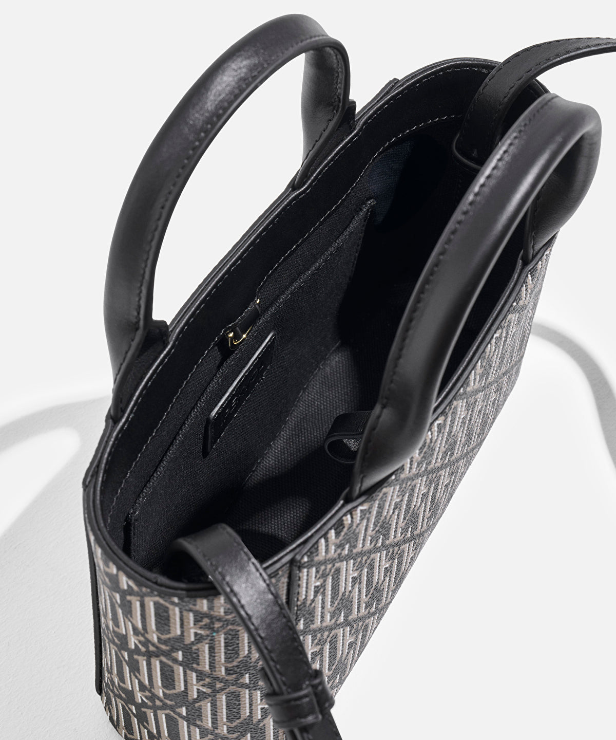 Zoomed CARRIE hand bag