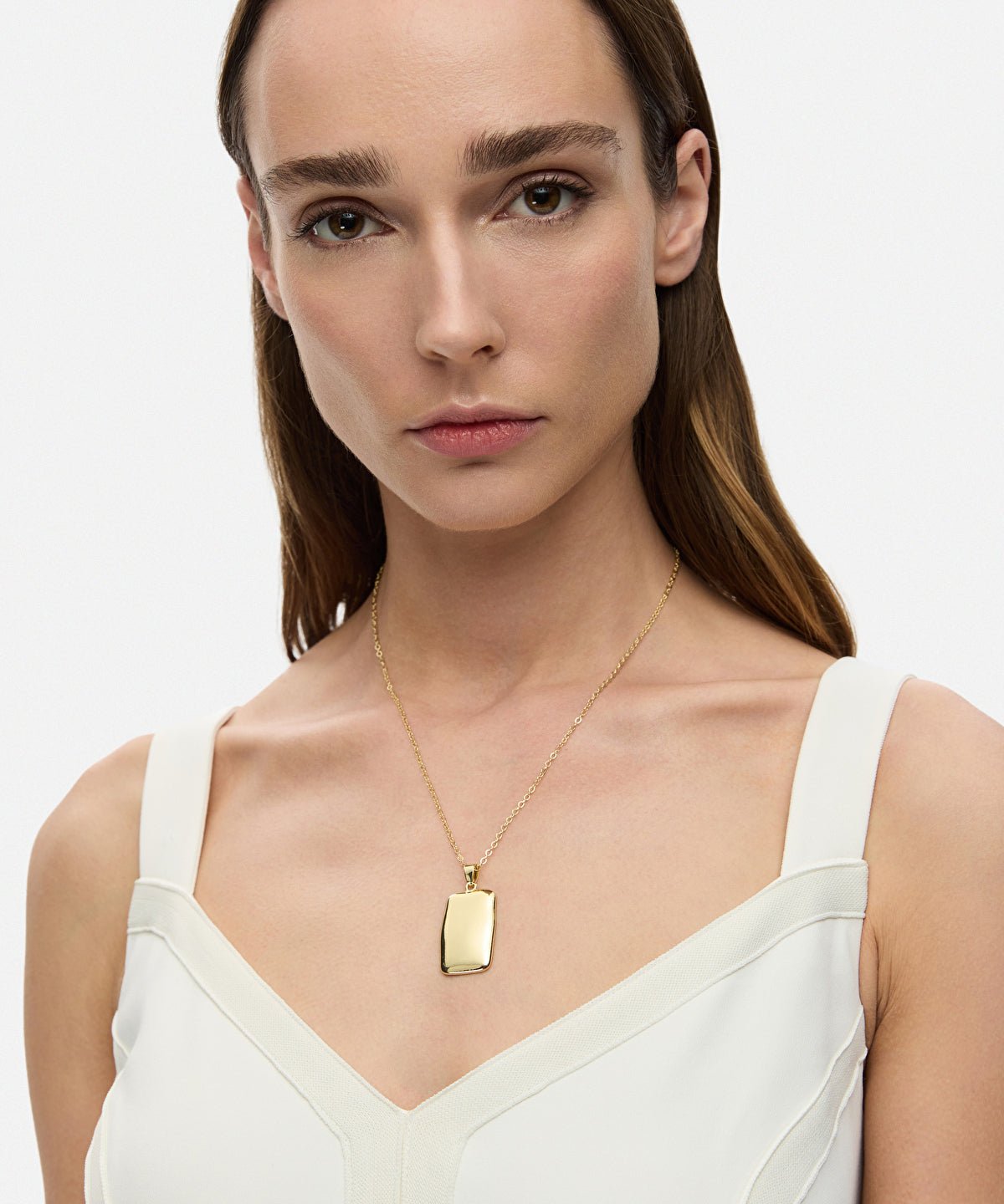 Chain necklace with metal pendant