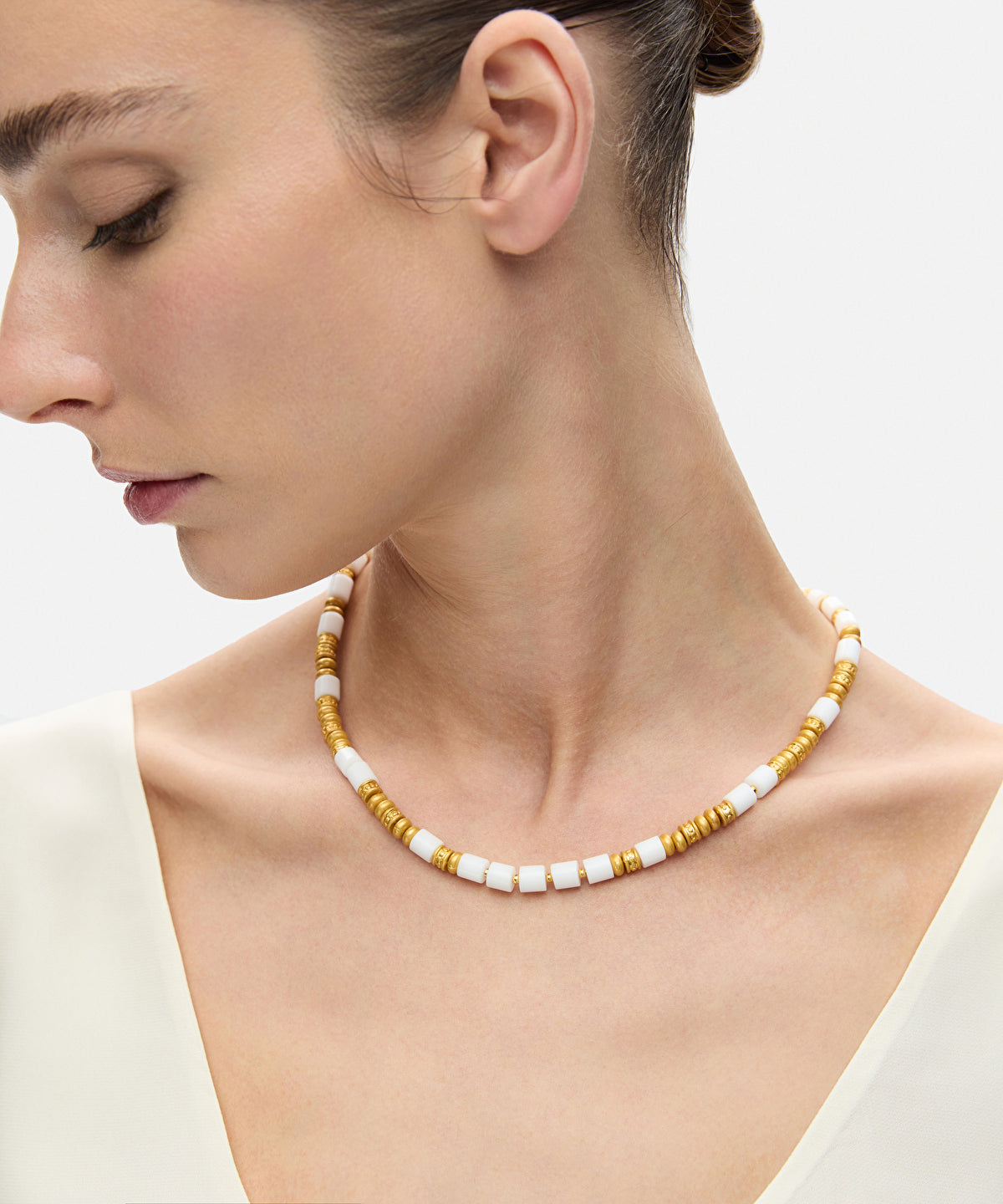 Contrast color necklace