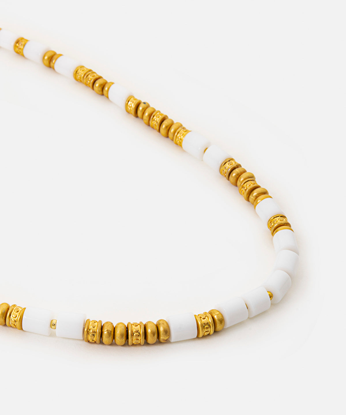 Contrast color necklace