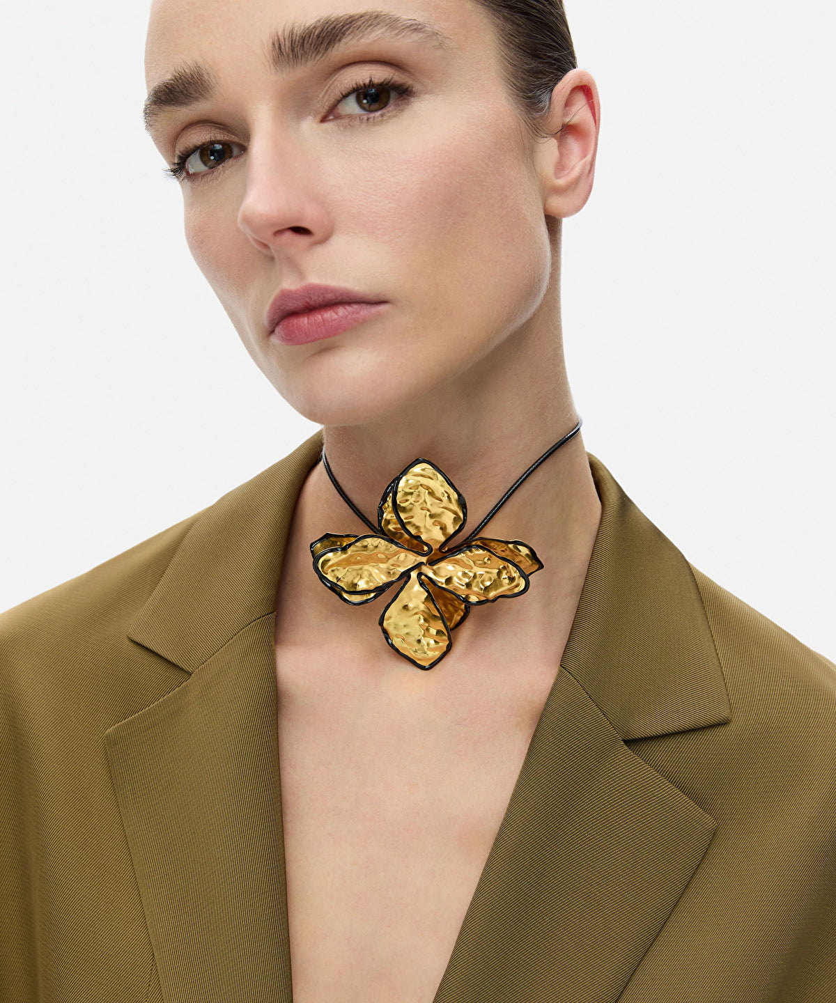 Zoomed Metallic Flower Necklace