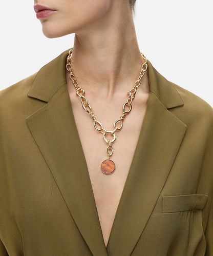 Chain necklace with contrasting pendant