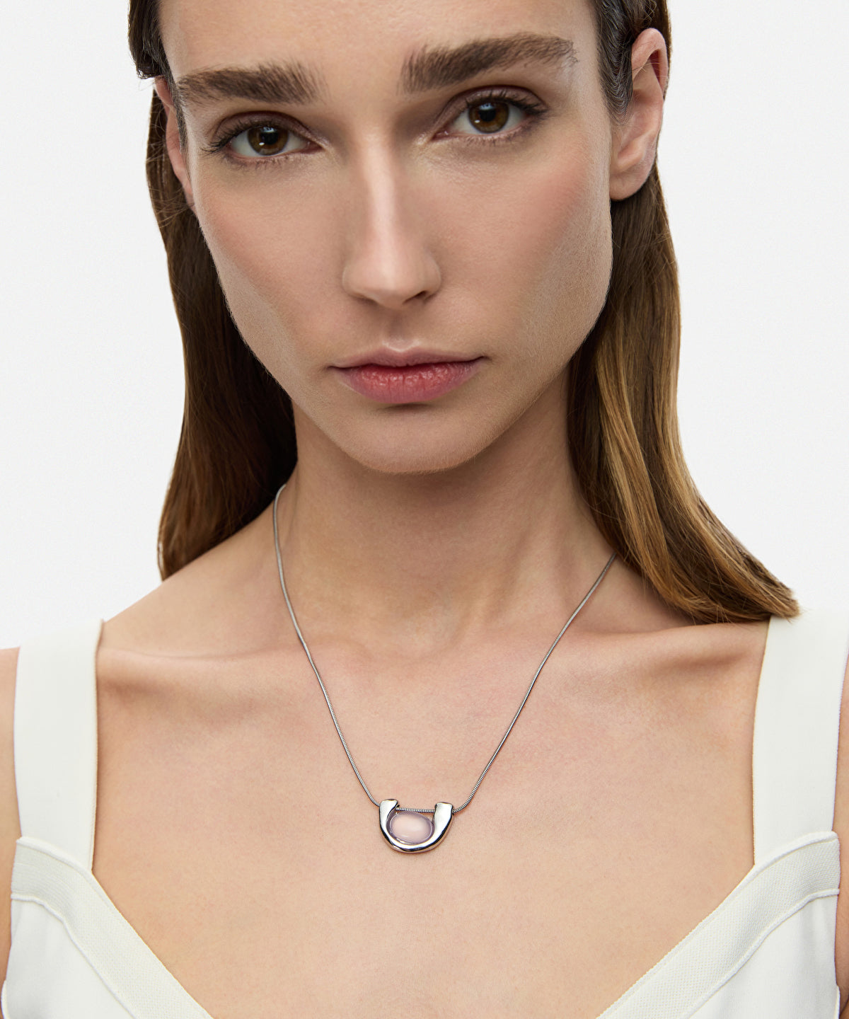 Metal necklace with contrasting resin 