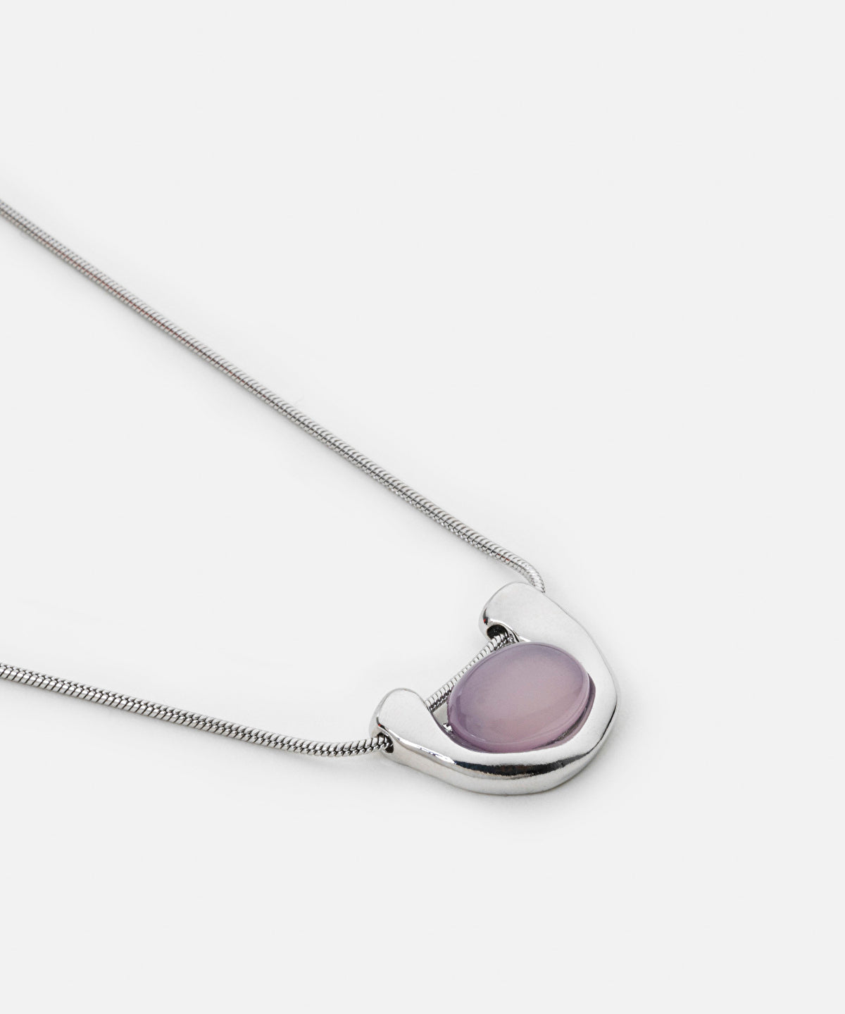 Metal necklace with contrasting resin 