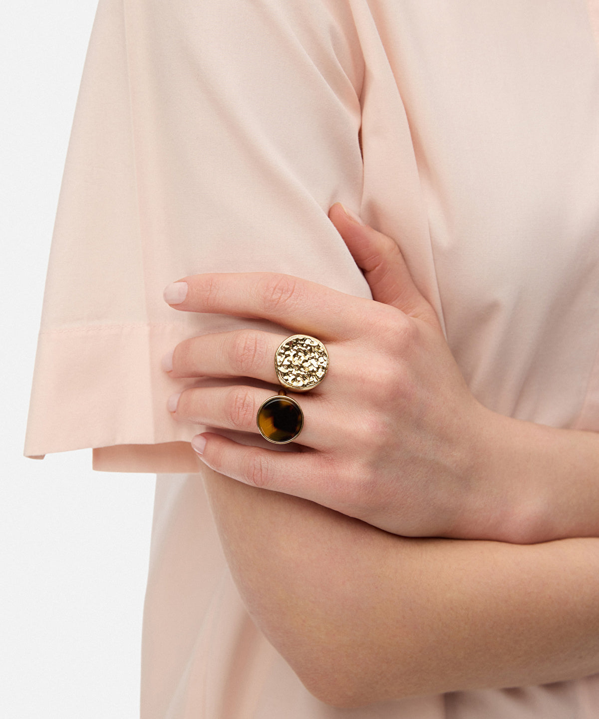 Zoomed Metal Ring With Resin