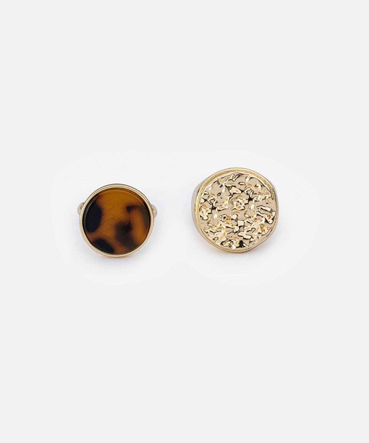 Zoomed Metal Ring With Resin