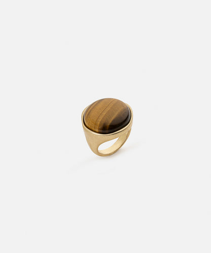 Metal ring with contrasting stone
