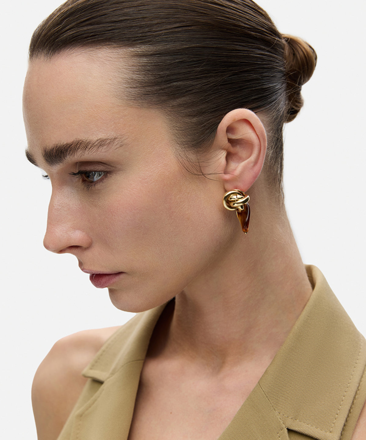 Earrings with contrast resin