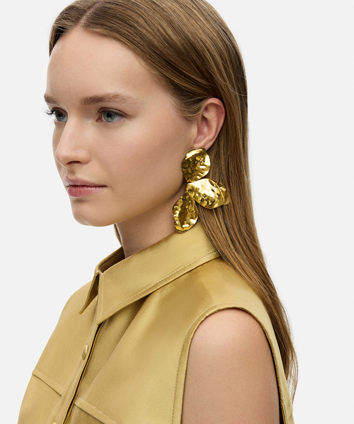 Zoomed Textured Flower Earrings