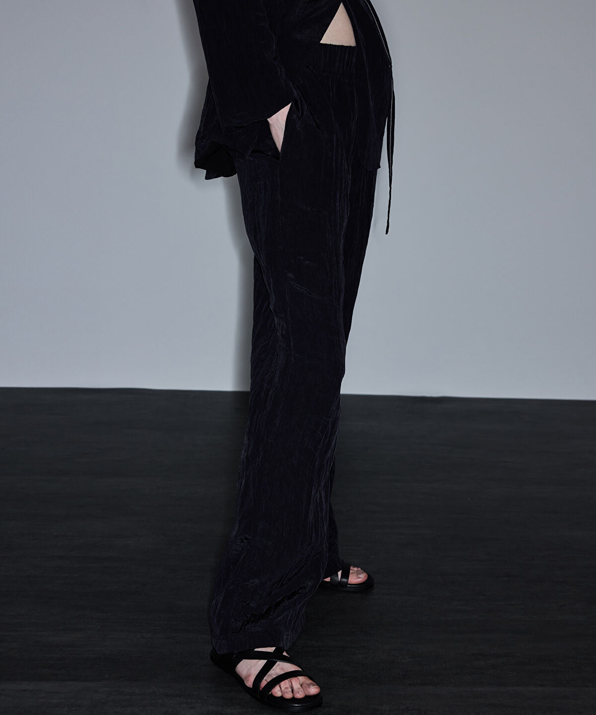 Zoomed Crinkle-Effect Trousers 