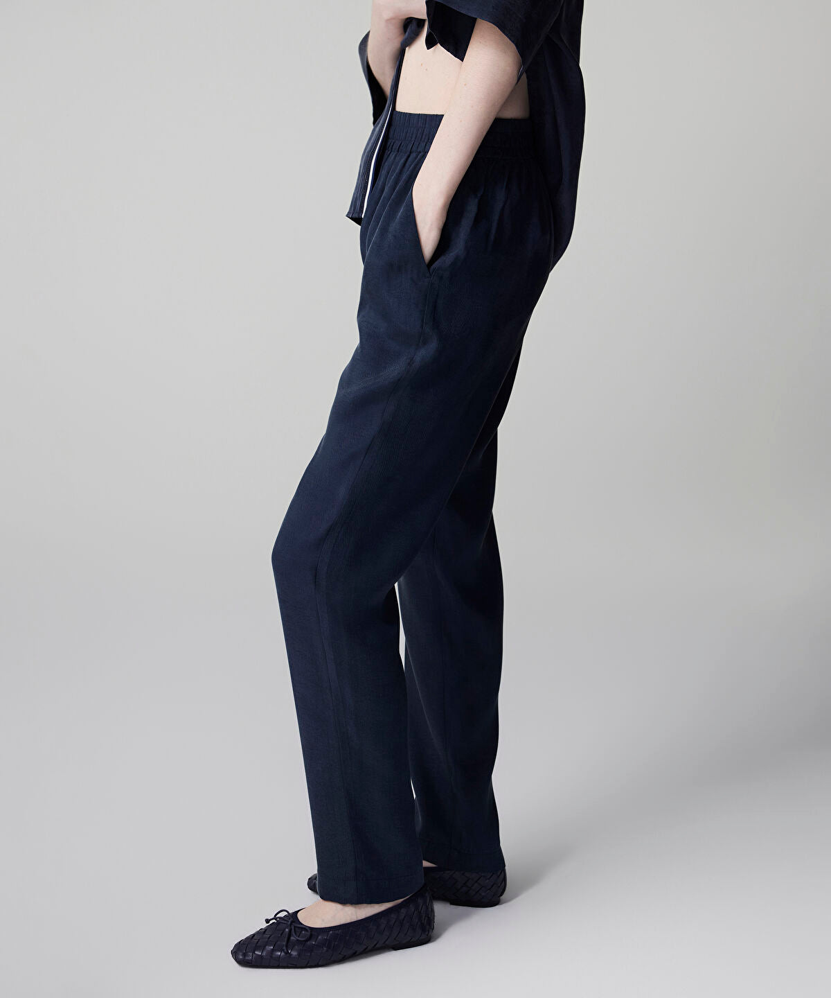 Zoomed Tie Waist Carrot Trousers