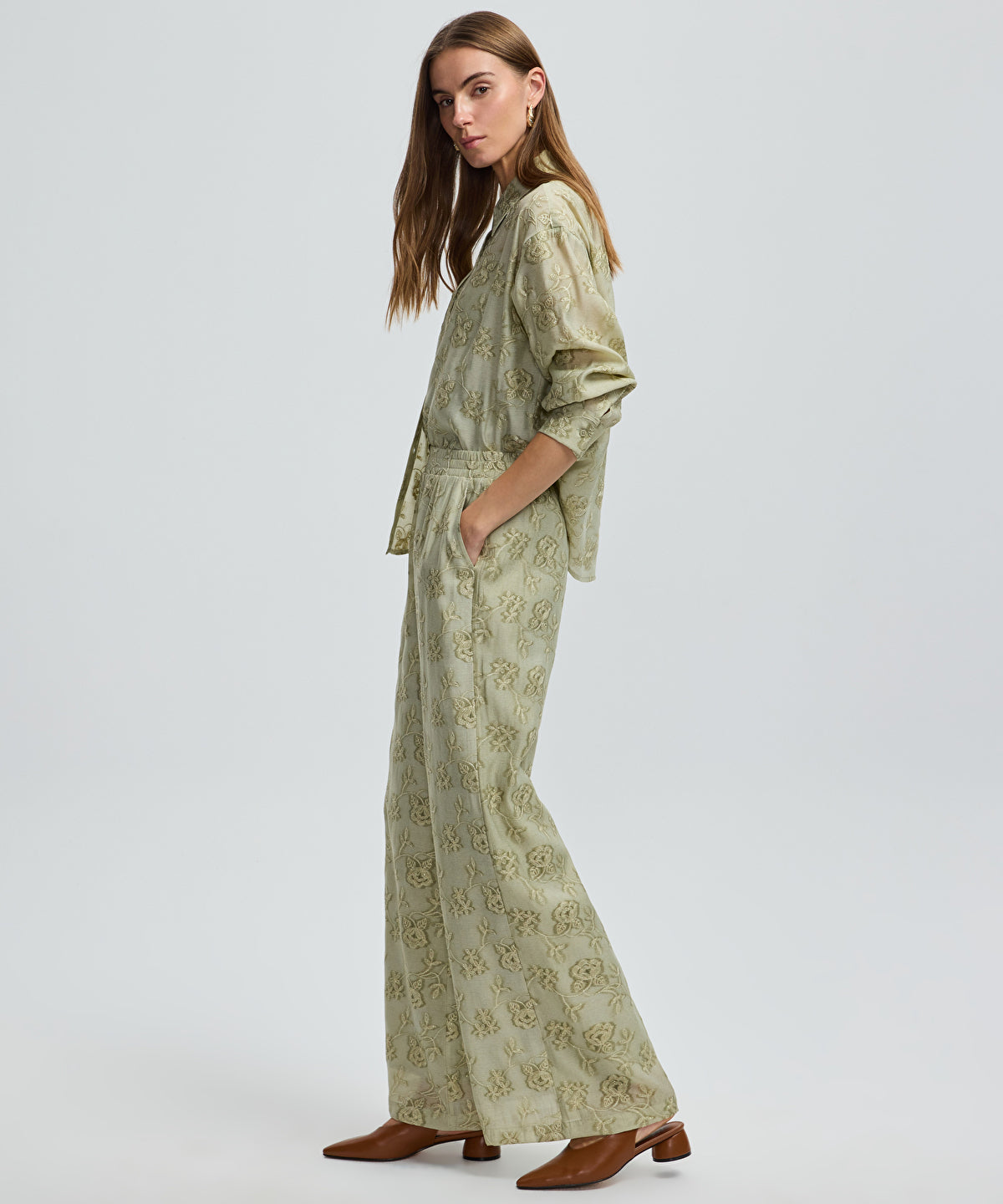 Zoomed Floral Embroidered Trousers