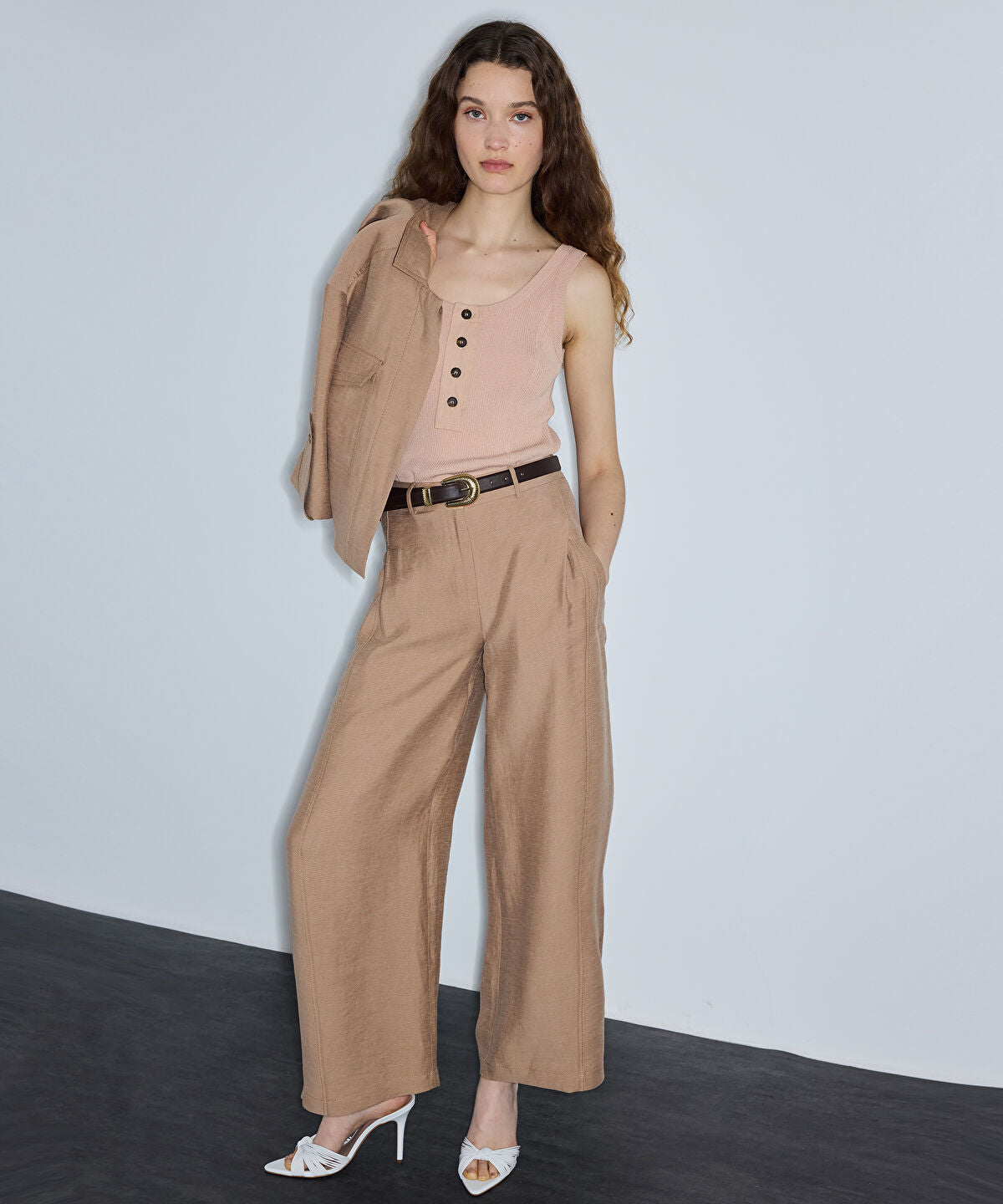 Zoomed Belted Barrel-Fit Trousers