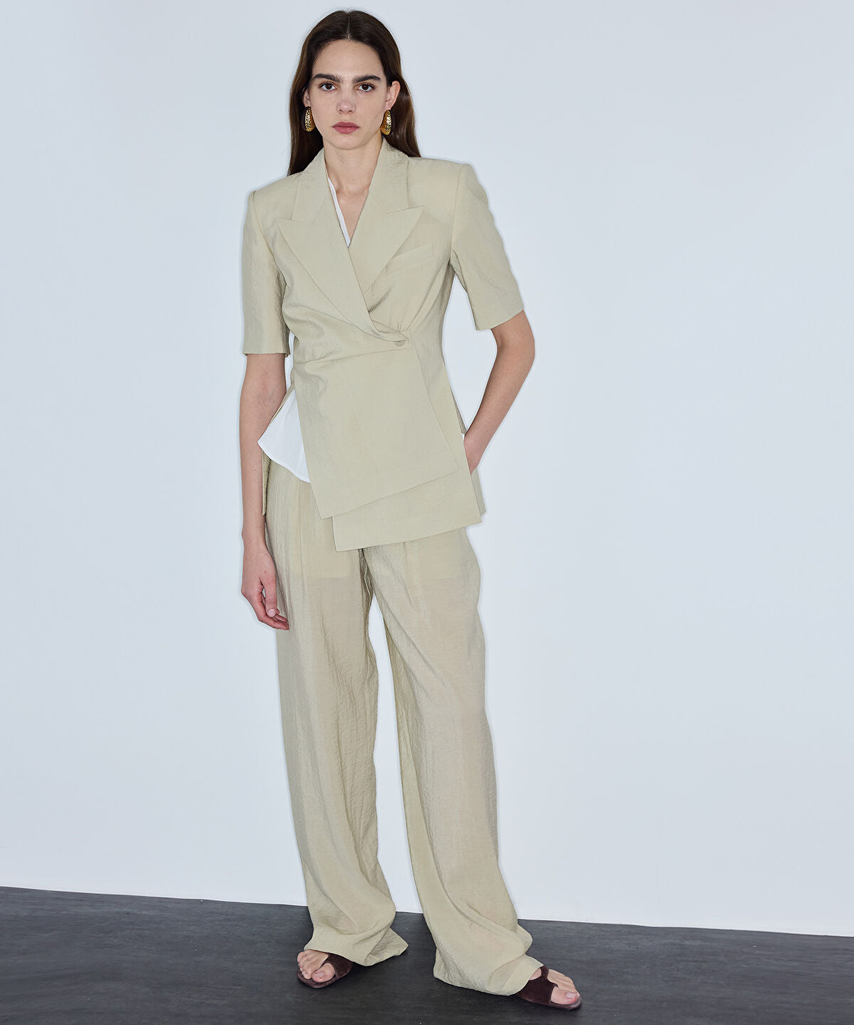 Zoomed Belted Crinkle-Effect Trousers
