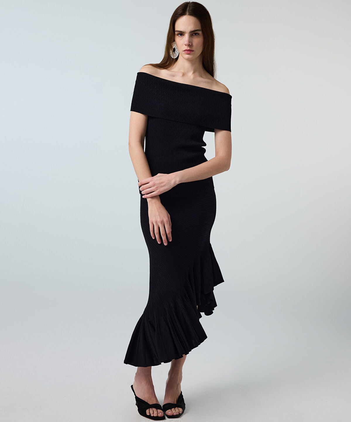 Zoomed Asymmetric Knit Skirt