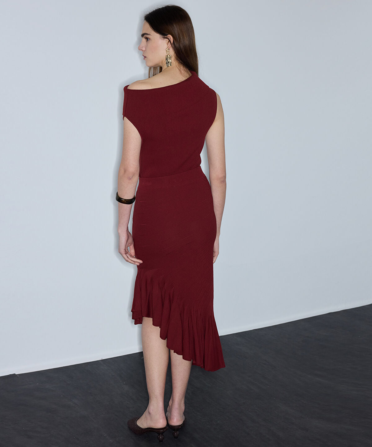Zoomed Asymmetric Knit Skirt