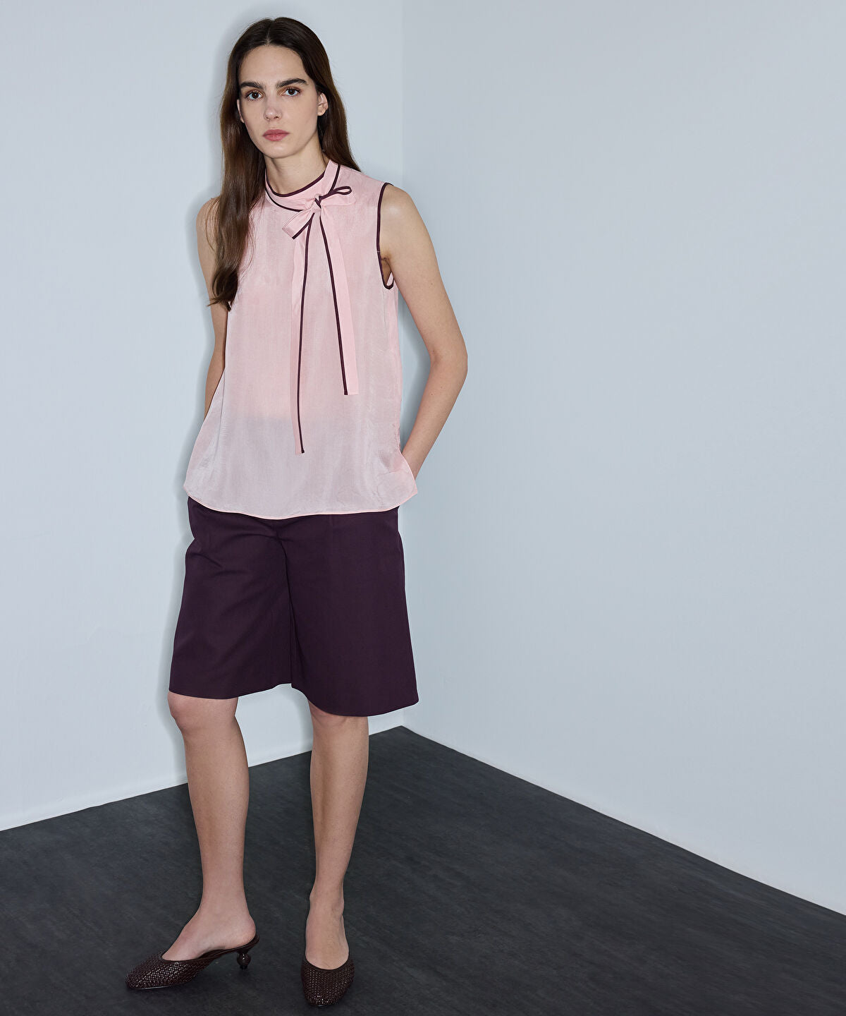 Zoomed Contrast Piping Blouse