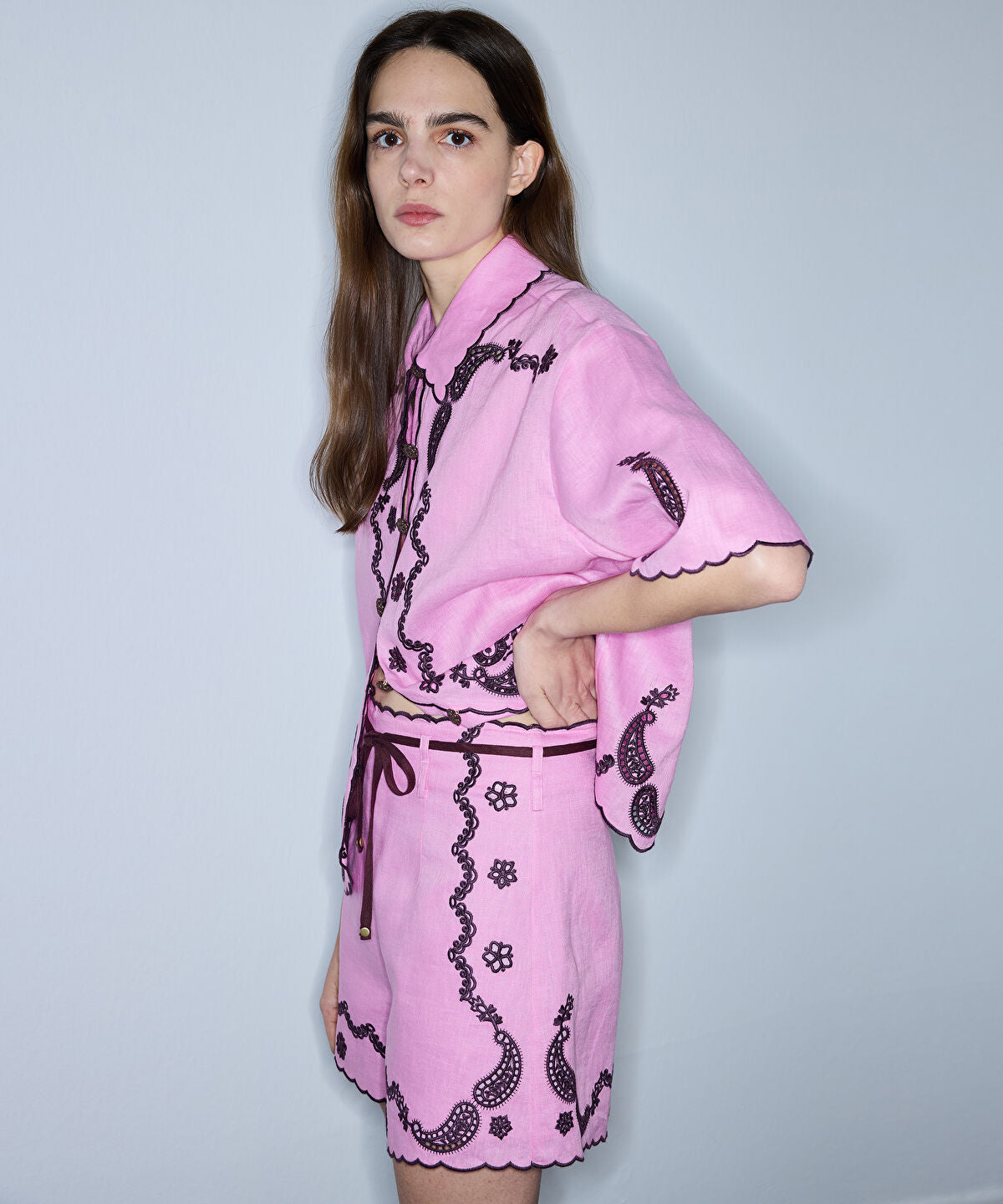 Zoomed Linen Shorts with Contrast Embroidery