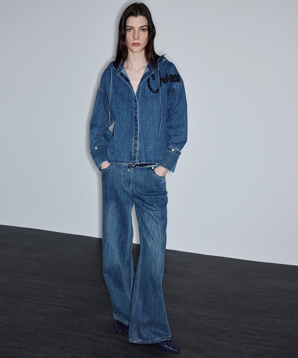 Zoomed Contrast Waist Jeans