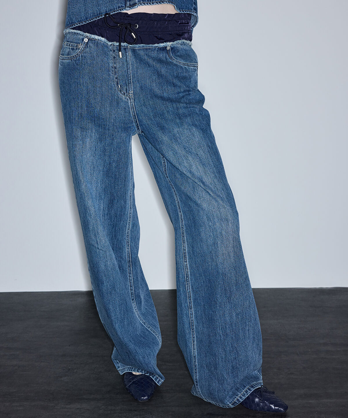 Zoomed Contrast Waist Jeans