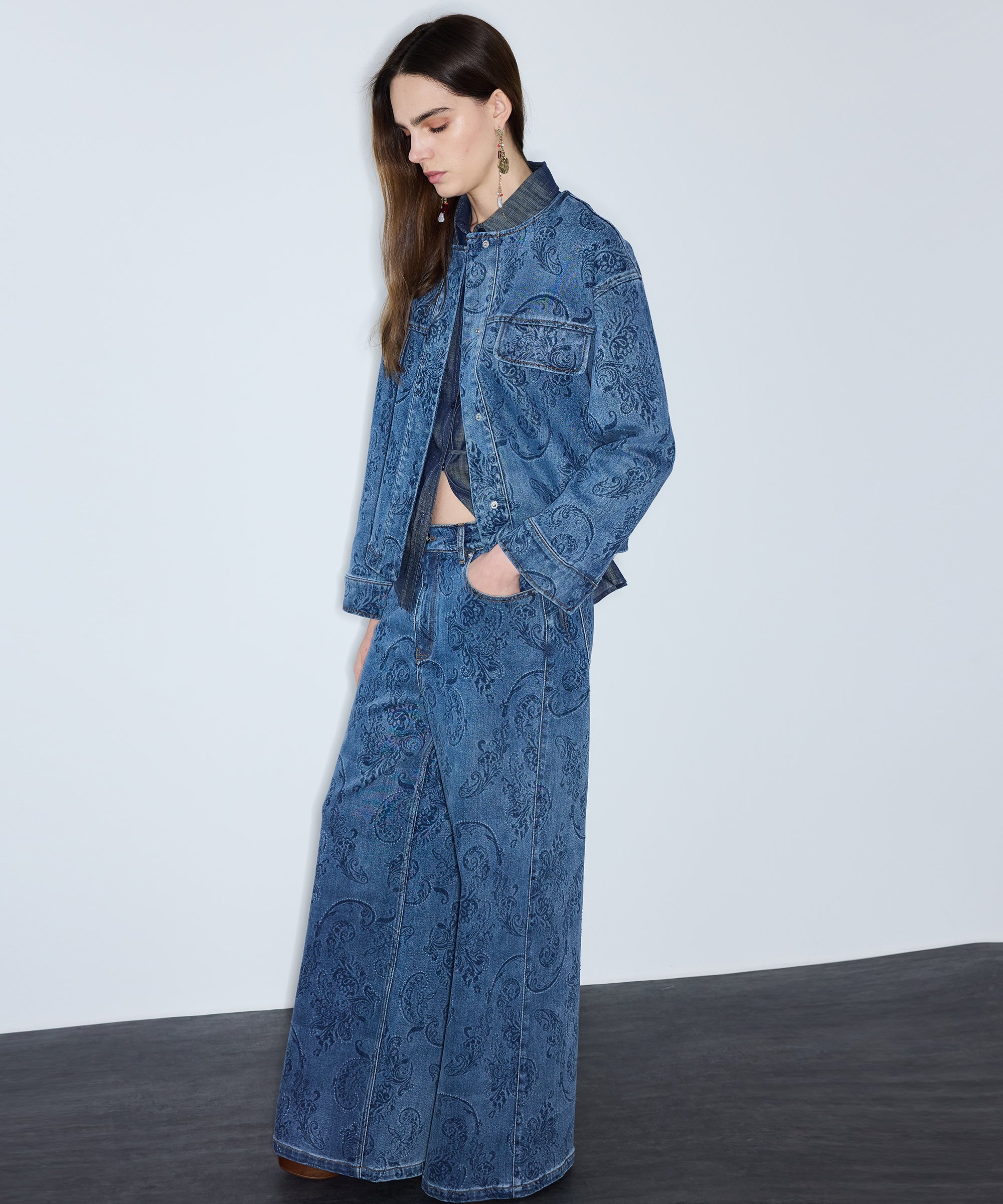جينز مطبوع بقصة أرجل واسعة