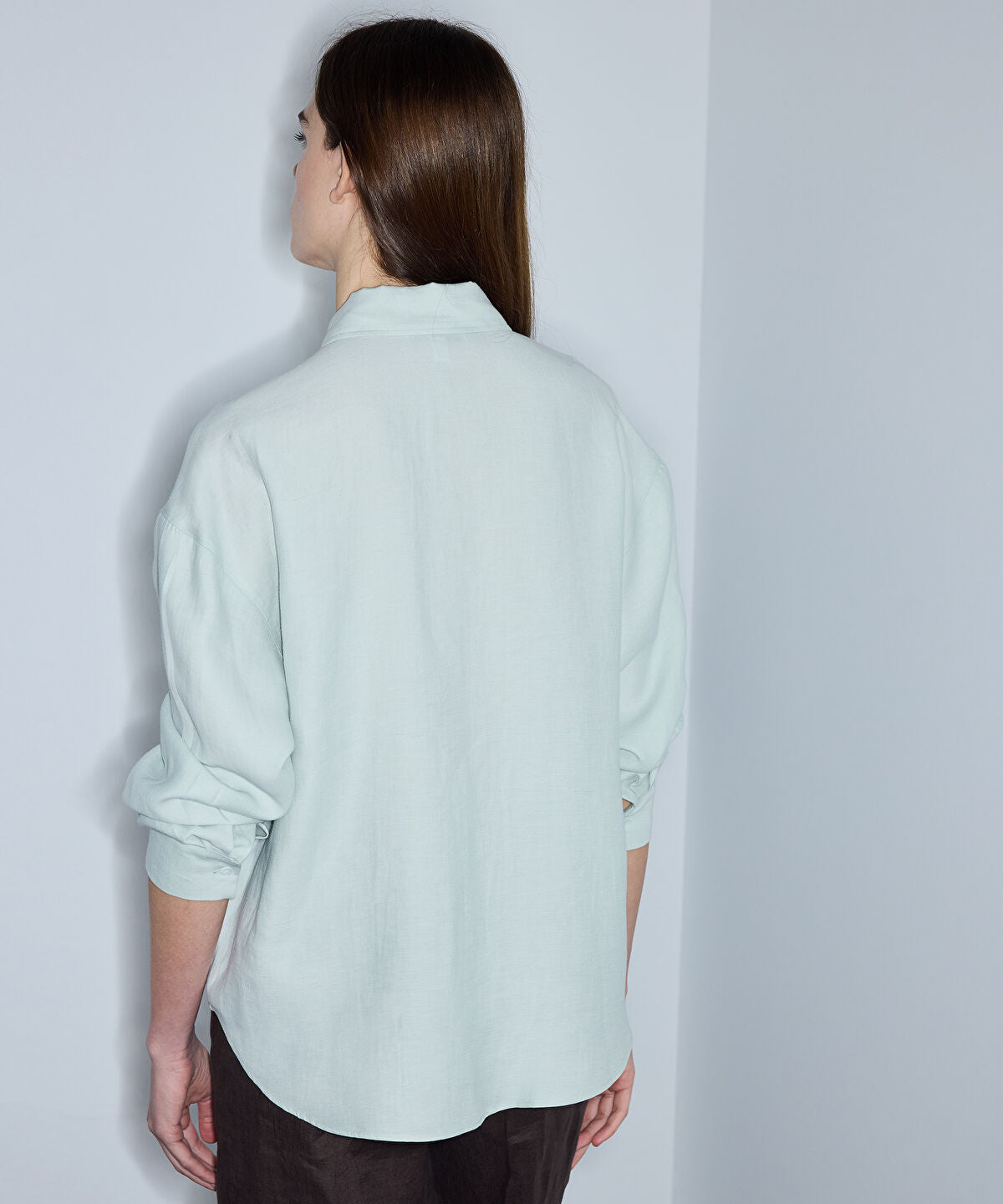 Zoomed Asymmetric Twisted Shirt