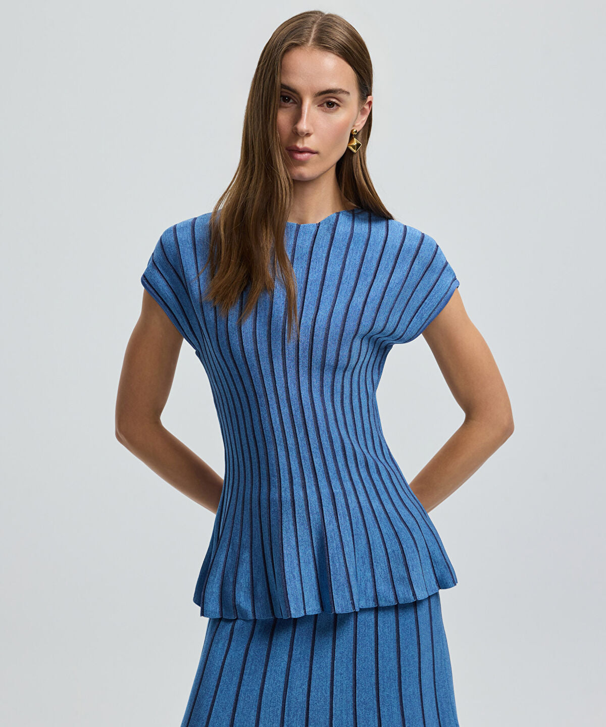 Zoomed Contrast Trim Knit Top