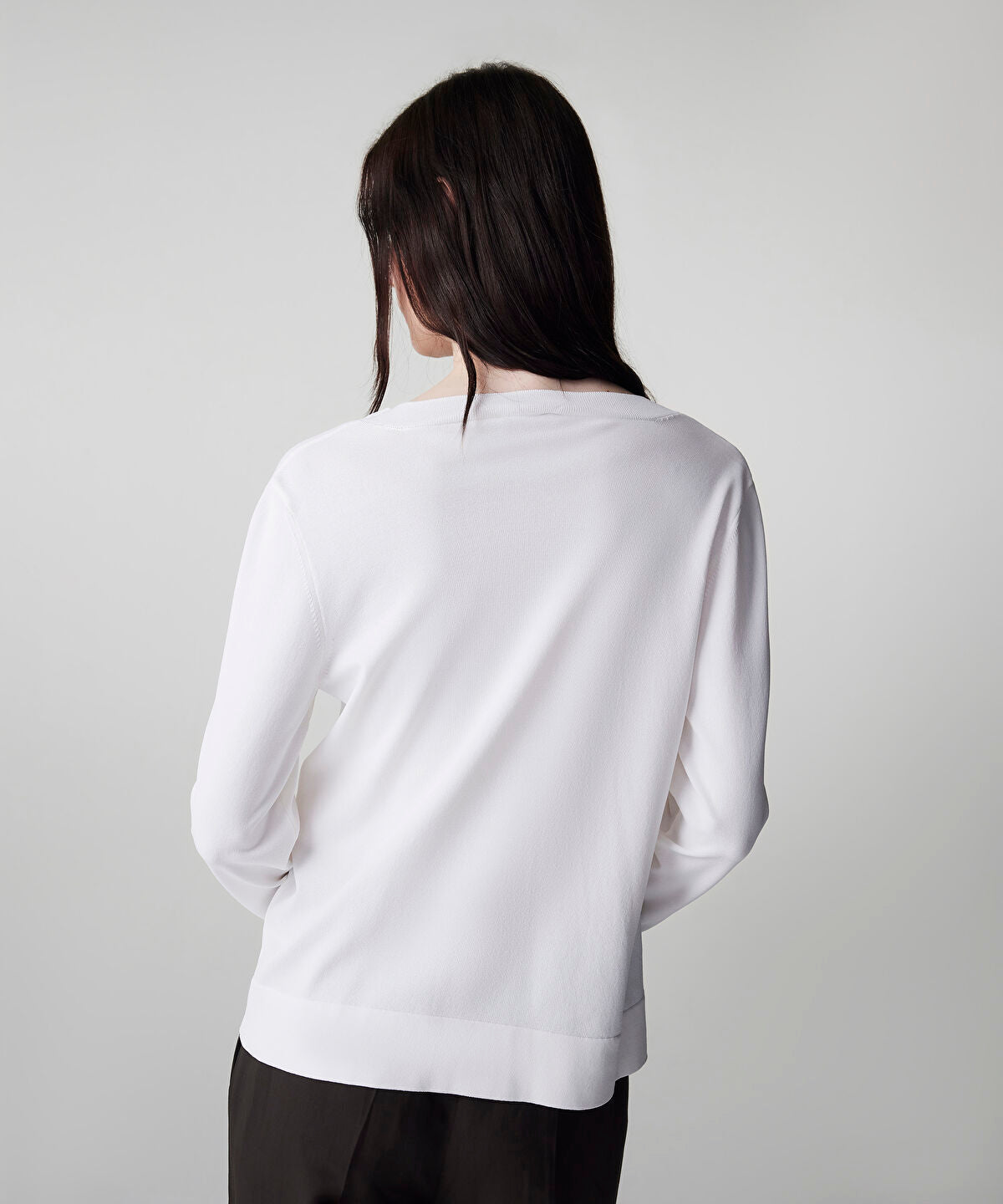 Zoomed V-Neck Basic Knit Top