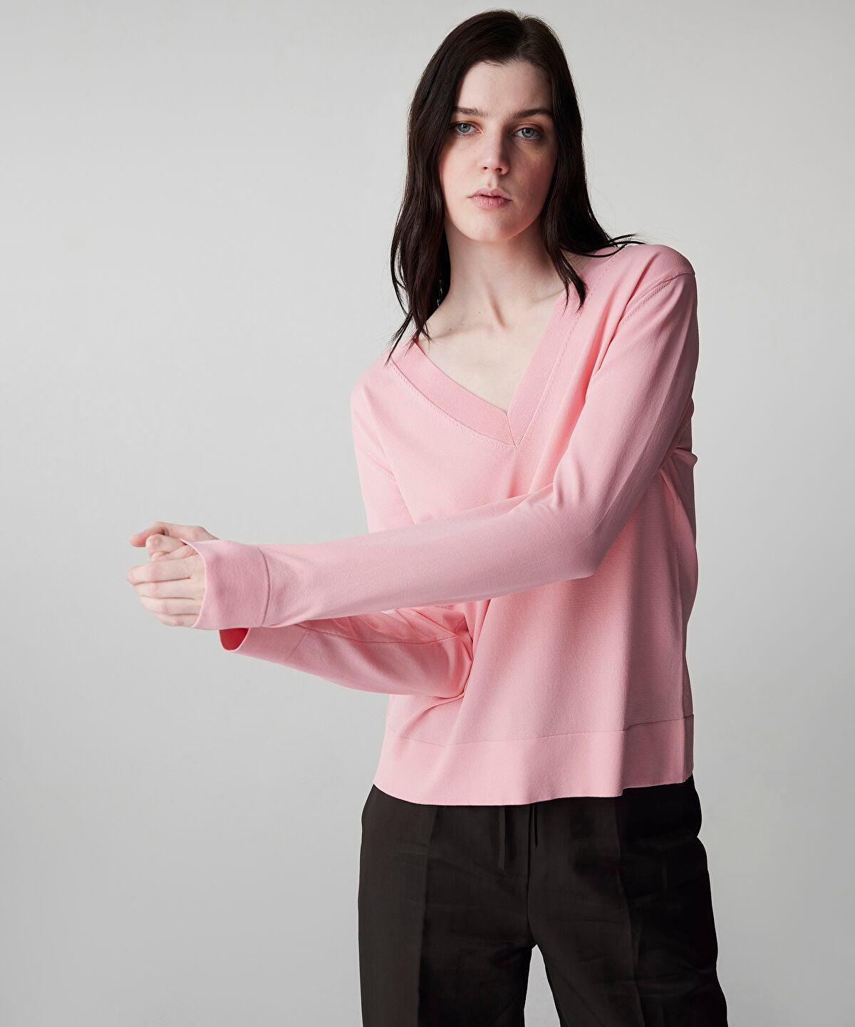 Zoomed V-Neck Basic Knit Top