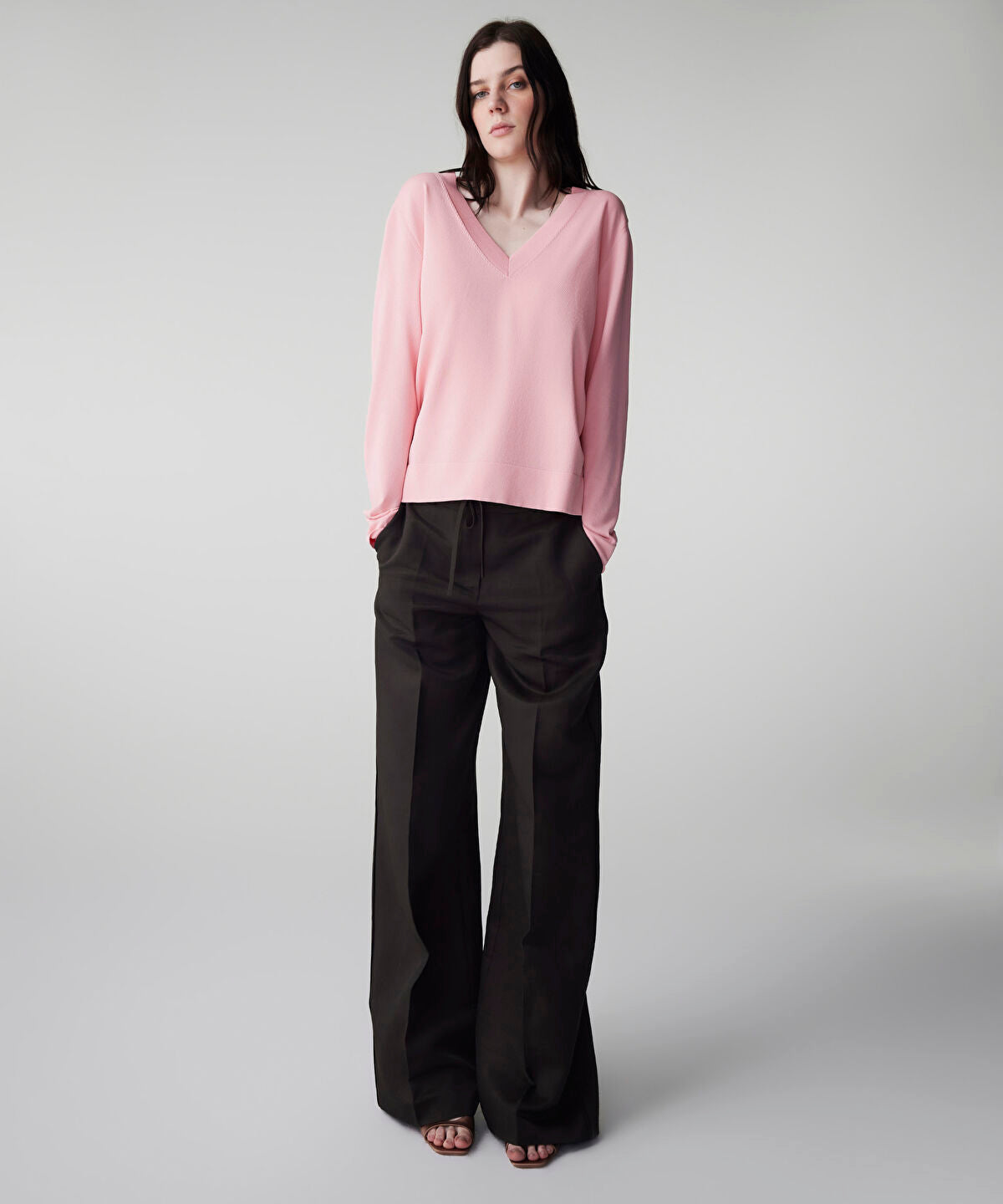 Zoomed V-Neck Basic Knit Top