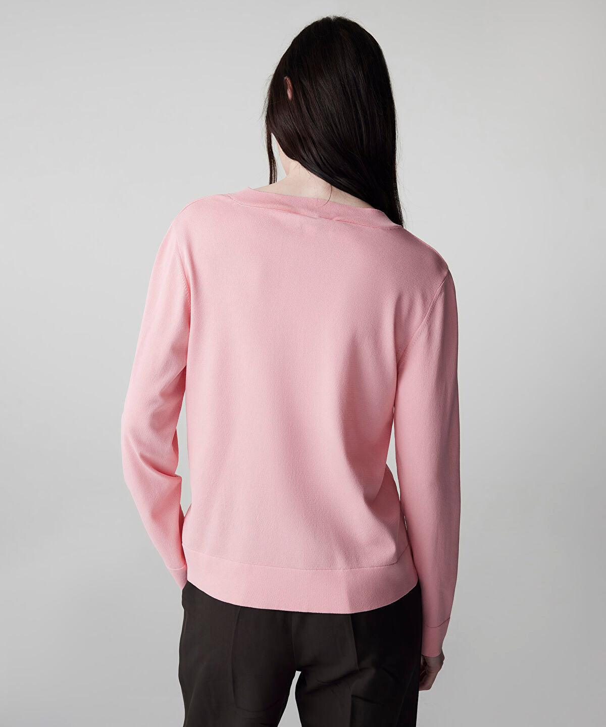Zoomed V-Neck Basic Knit Top
