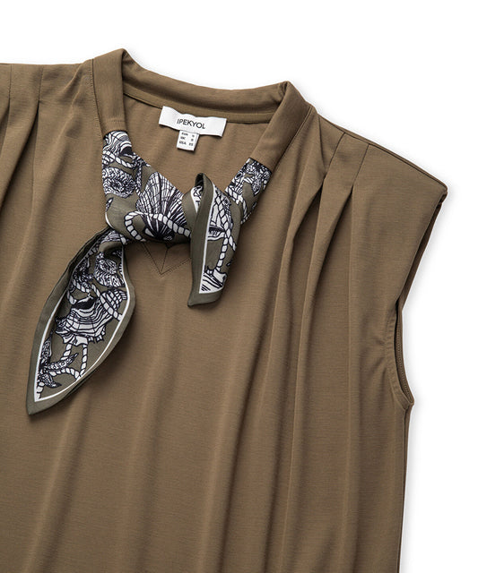 T-Shirt with Printed Scarf