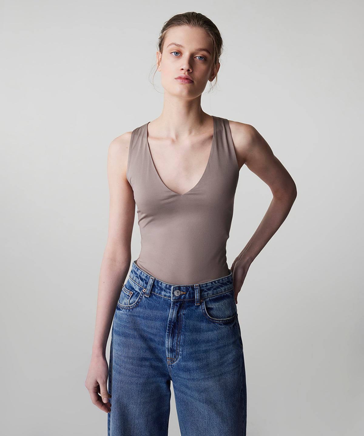 Zoomed V-Neck Basic T-Shirt