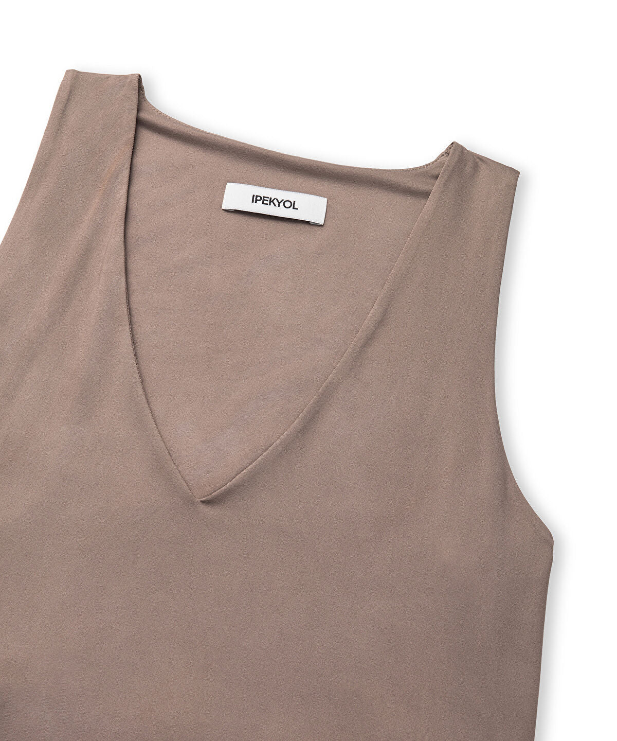 Zoomed V-Neck Basic T-Shirt