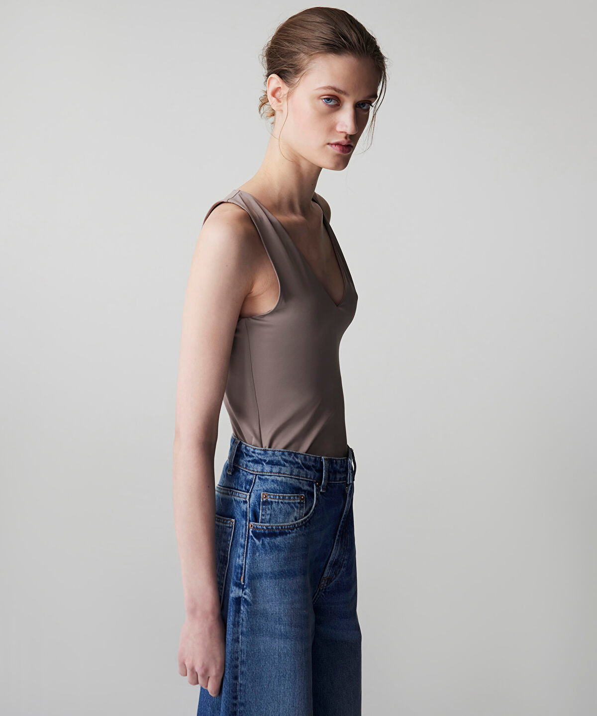 Zoomed V-Neck Basic T-Shirt
