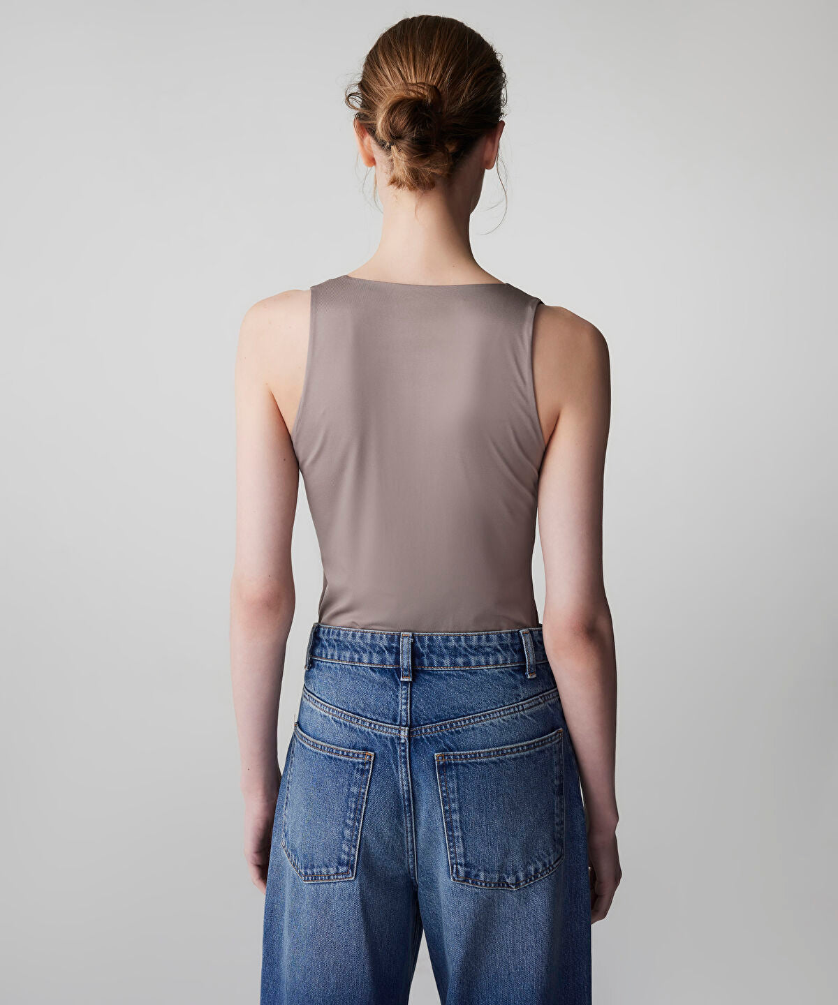 Zoomed V-Neck Basic T-Shirt