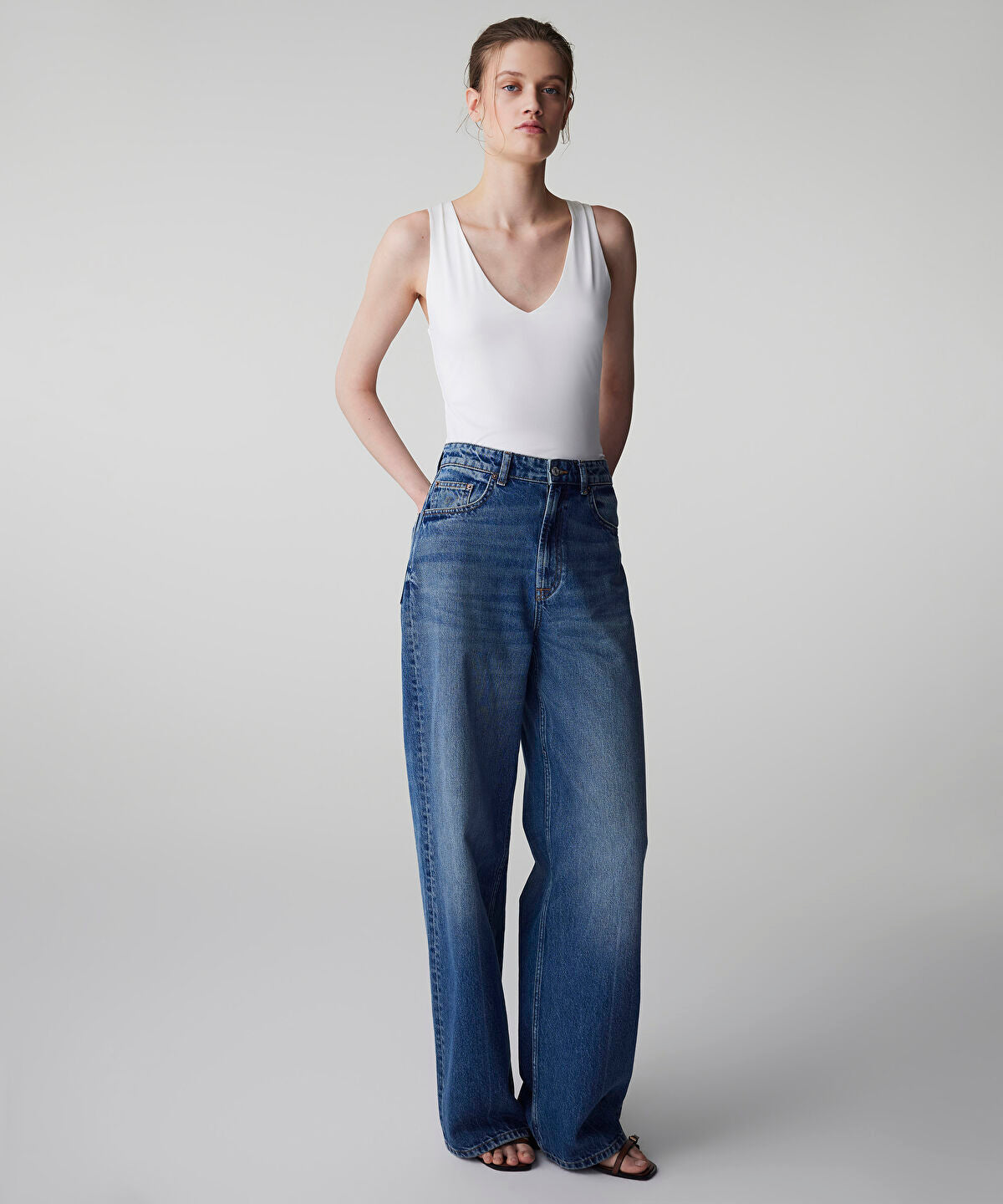 Zoomed V-Neck Basic T-Shirt